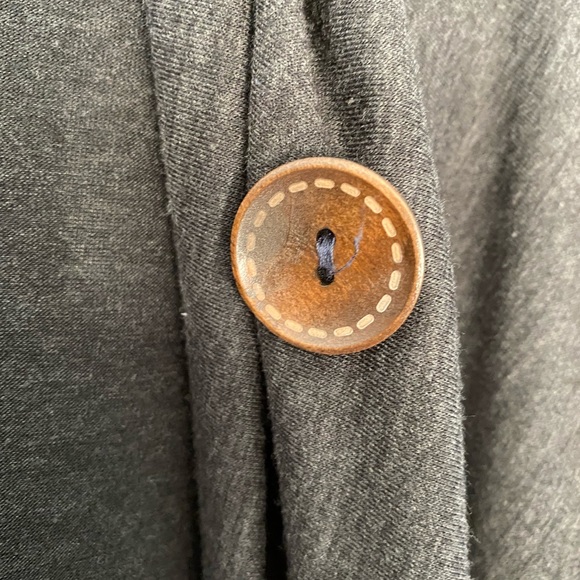 Grey cardigan with wood button - Picture 3 of 5